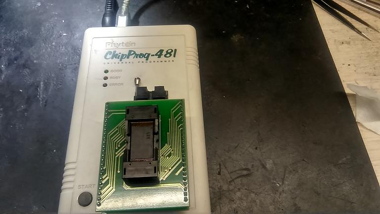 5. Флеш память устанавливаем в программатор